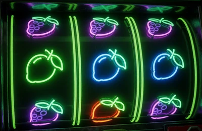 Neon-Frucht-Slot mit gr&uuml;nem Gl&uuml;hen f&uuml;r Freispiele bei Roby Casino