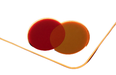 Mastercard Kreditkarten-Emblem mit neon-orangem und rotem Umriss auf dunklem Karbonfaser-Untergrund bei Roby Casino Zahlungsmethoden